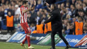 Diego Costa e Diego Simeone comemoram juntos gol do Atlético de Madrid (foto: ADRIAN DENNIS/AFP)
