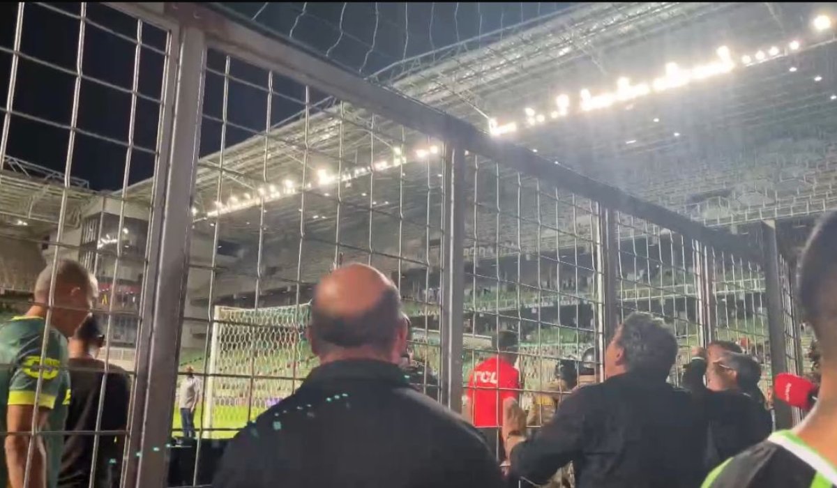 Dirigentes do América protestanto (foto: Reprodução)