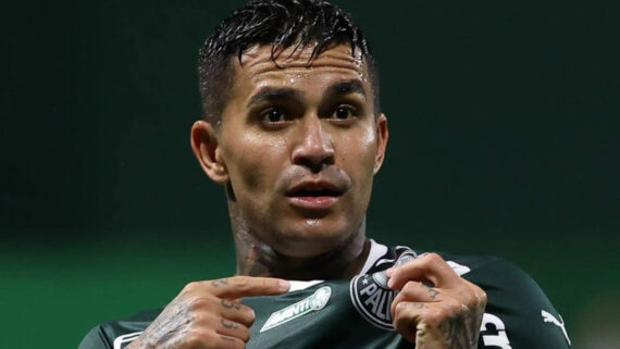 Dudu, atacante do Palmeiras, apontando para o escudo do clube (foto: Reprodução / Instagram @7_dudu)