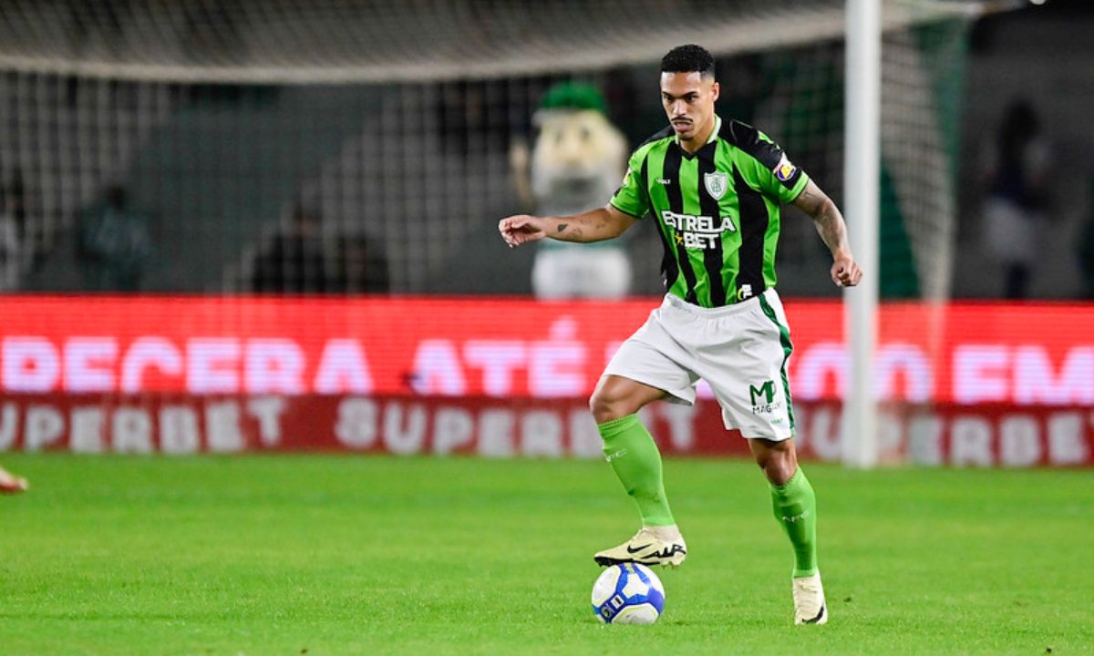 Éder, zagueiro do América, em jogo da Série B (foto: Mourão Panda/América)