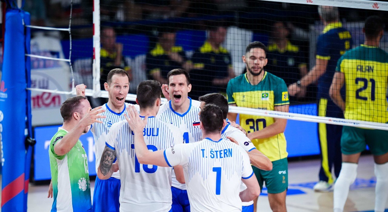 Jogadores de Brasil x Eslovenia em quadra (foto: FIVB/Divulgação)