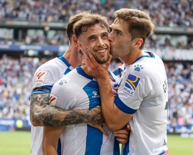 Javi Puado marcou os dois gols da vitória que garantiu o acesso do Espanhol para LaLiga 2024/2025 (foto: Reprodução/Espanyol)