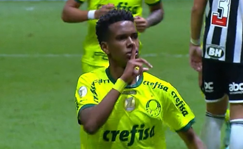 Estêvão, do Palmeiras, provocou torcedores do Atlético após golaço na Arena MRV (foto: Reprodução/Premiere)