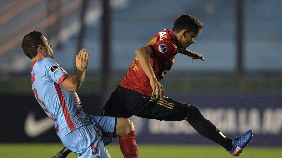Everton Felipe em ação pelo Sport (foto: JUAN MABROMATA/AFP)
