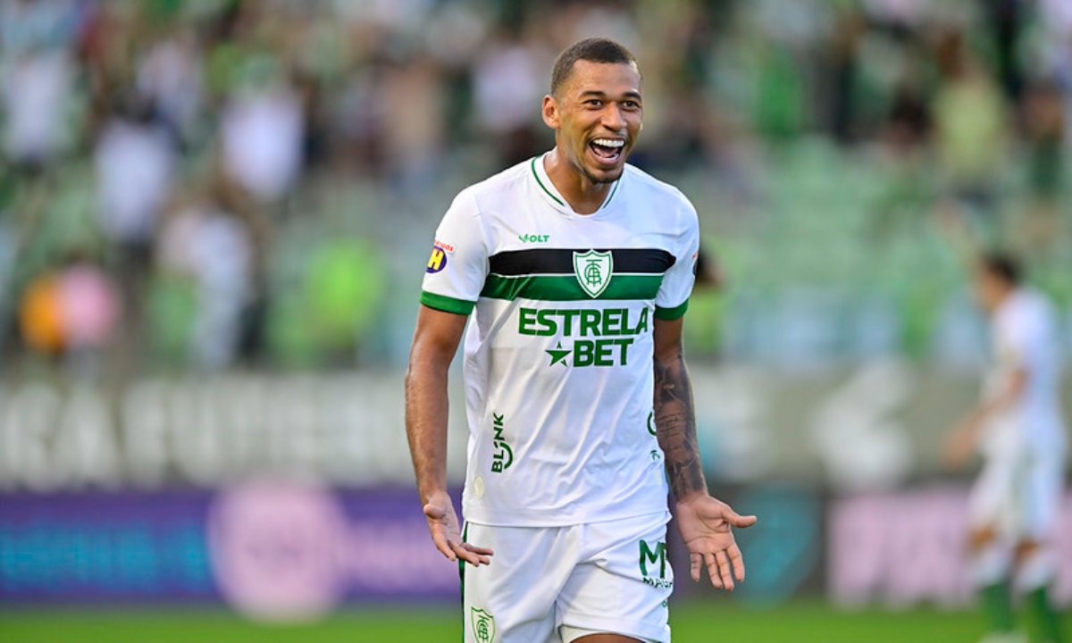 Fabinho, atacante do América em jogo pela Série B (foto: Mourão Panda/América)