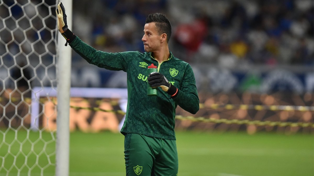 Goleiro Fábio, do Fluminense, acena para torcida do Cruzeiro (foto: Ramon Lisboa/EM D.A Press)