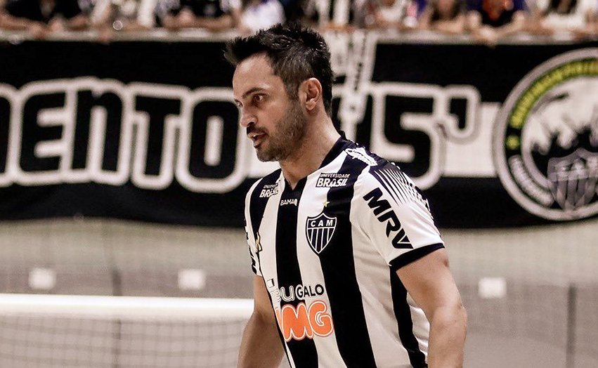 Falcão em ação em jogo comemorativo de futsal do Atlético (foto: Reprodução/Atlético)