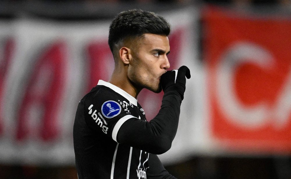 Fausto Vera, volante do Corinthians, é desejo do Atlético no mercado da bola (foto: Luis Robayo/AFP)