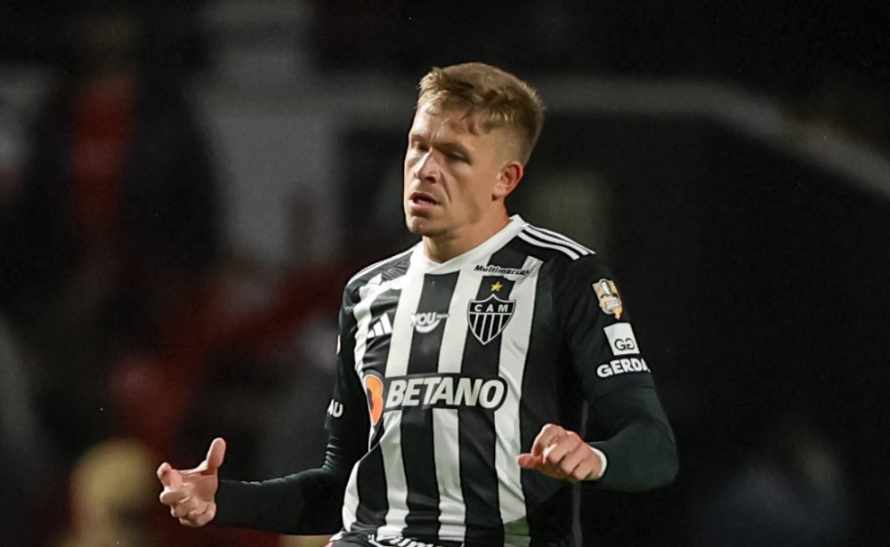 Bruno Fuchs, zagueiro do Atlético, em ação contra o Internacional (foto: Pedro Souza/Atlético)