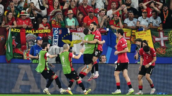 Time da Geórgia comemora gol na Eurocopa (foto: PATRICIA DE MELO MOREIRA/AFP)