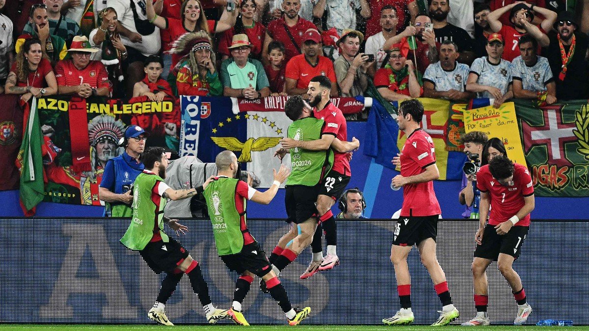 Time da Geórgia comemora gol na Eurocopa (foto: PATRICIA DE MELO MOREIRA/AFP)