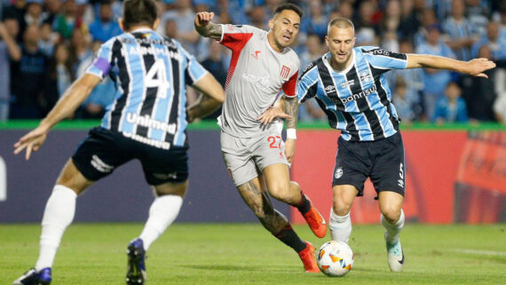Grêmio e Estudiantes duelaram no Couto Pereira, em Curitiba (foto: Albari Rosa/AFP)