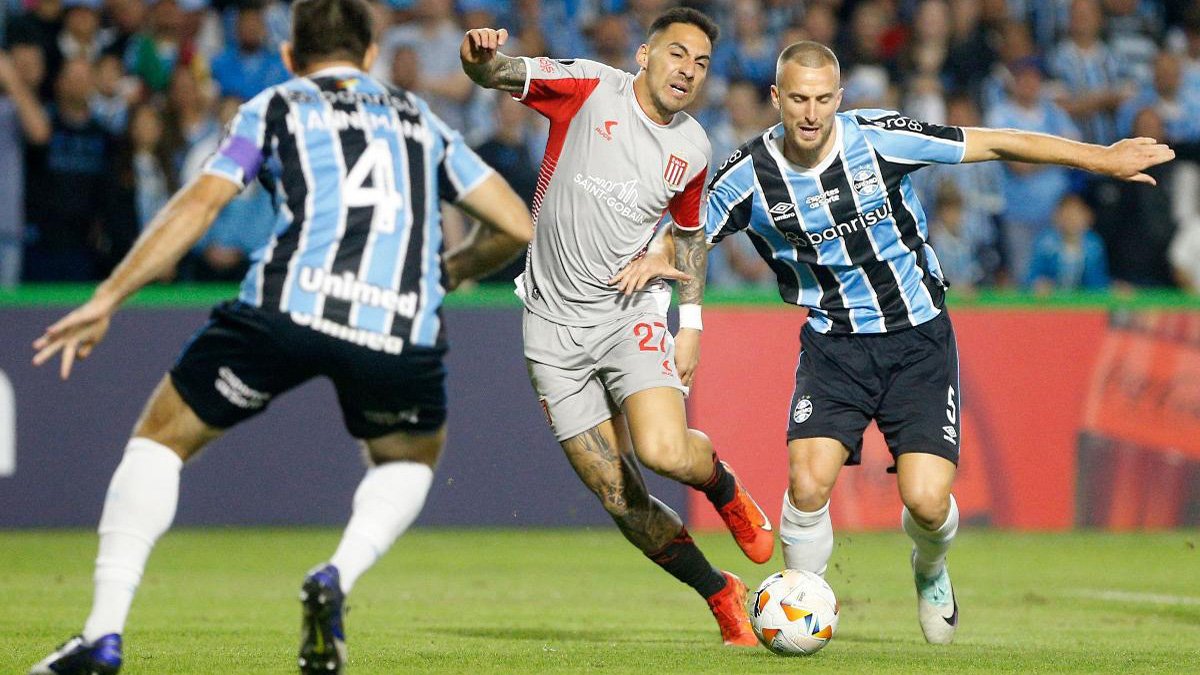 Grêmio e Estudiantes duelaram no Couto Pereira, em Curitiba (foto: Albari Rosa/AFP)
