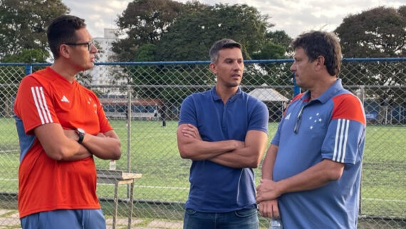 Henrique conversando com Adilson Batista (foto: Divulgação / Cruzeiro)
