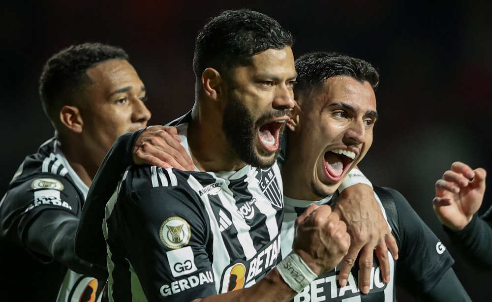 Hulk comemora gol de Cadu durante vitória do Atlético sobre o Internacional (foto: Pedro Souza/Atlético)