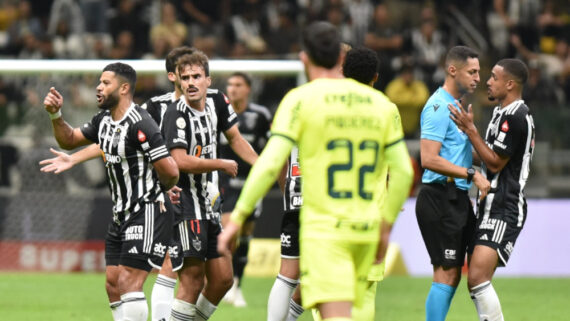 Hulk foi expulso aos 30 minutos do primeiro tempo do duelo entre Atlético e Palmeiras (foto: Ramon Lisboa/EM/D.A Press)