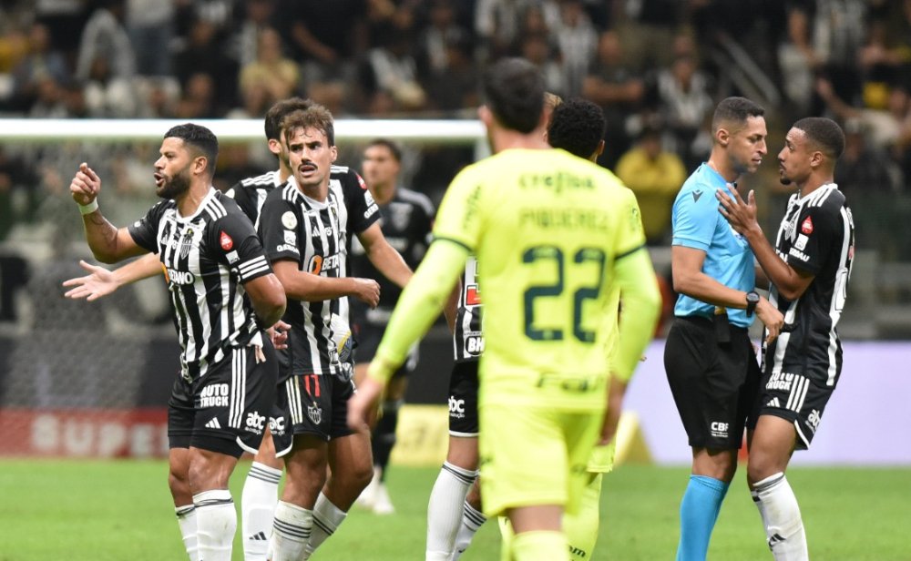Hulk foi expulso aos 30 minutos do primeiro tempo do duelo entre Atlético e Palmeiras (foto: Ramon Lisboa/EM/D.A Press)