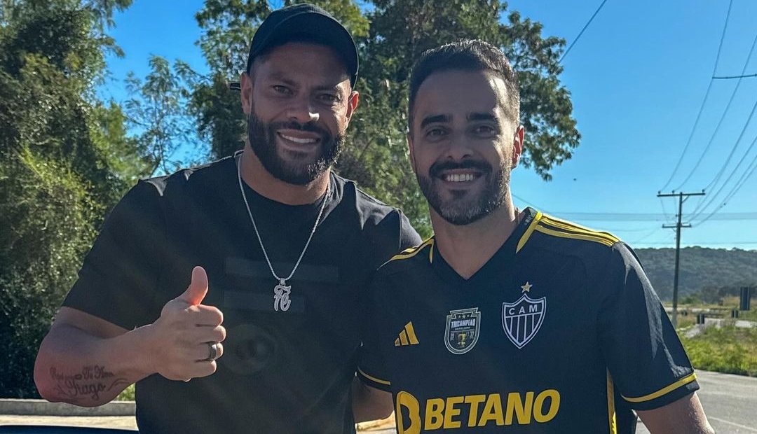 Hulk recebeu o presente de Cézar Vouguinha, torcedor do Atlético (foto: Reprodução)