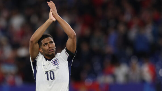 Bellingham comemora gol pela Inglaterra (foto: Adrian DENNIS / AFP)