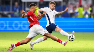 Disputa de bola durante a partida entre Inglaterra e Dinamarca, pela Eurocopa - Crédito: 