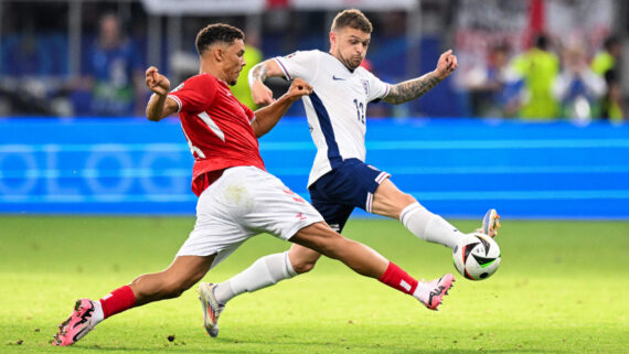 Disputa de bola durante a partida entre Inglaterra e Dinamarca, pela Eurocopa (foto: KIRILL KUDRYAVTSEV/AFP)