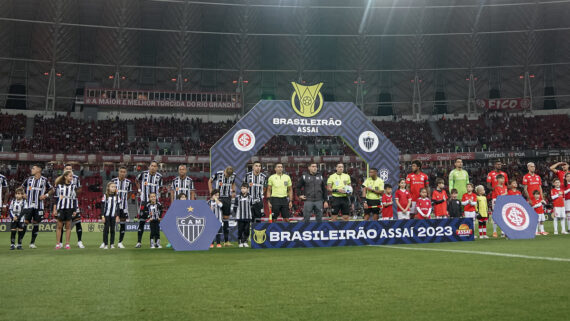 Jogadores de Atlético e Inter antes de jogo no Beira Rio (foto: Pedro Souza/Atlético)
