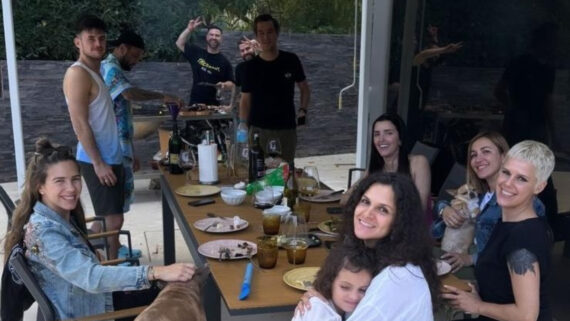 Daniel Alves, vestido de azul, aparece ao fundo da foto, decantando vinho (foto: Reprodução/Instagram)