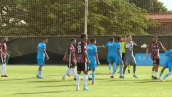 Jogador agrediu árbitro em partida da Série D (foto: Reprodução/Canal oficial do Anápolis FC no Youtube)