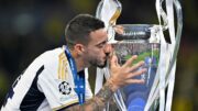 Joselu, com a camisa do Real Madrid, beija o troféu da Champions League de 2023/24 (foto: Ina Fassbender/AFP)