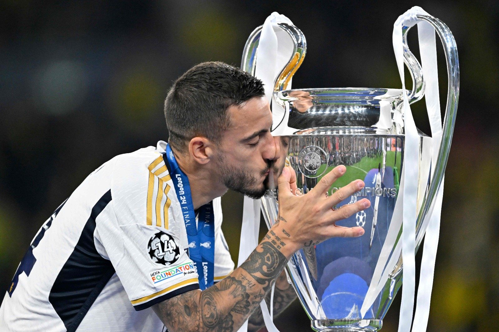 Joselu, com a camisa do Real Madrid, beija o troféu da Champions League de 2023/24 (foto: Ina Fassbender/AFP)