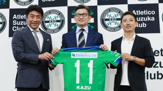 Kazuyoshi Miura foi apresentado pelo Atlético Suzuka nesta terça-feira (25/6) (foto: AFP)