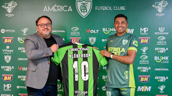 Kleberson em entrevista de apresentação no América (foto: Mourão Panda/América)