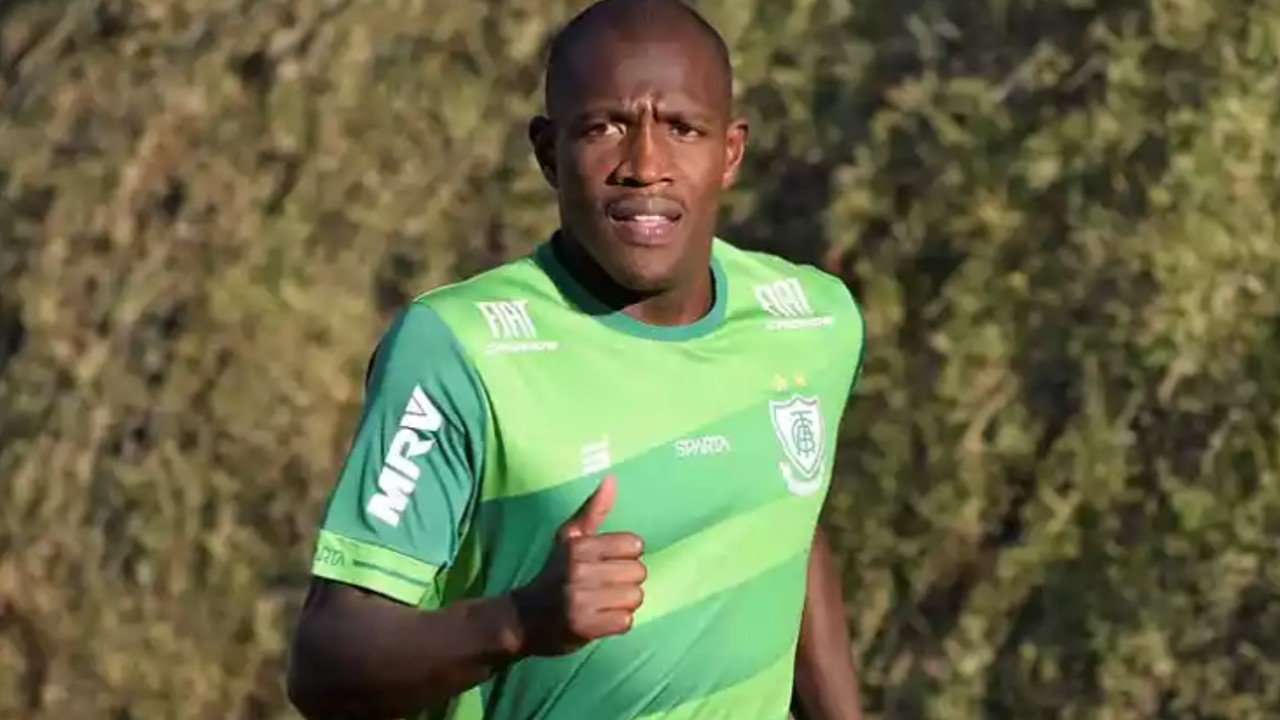 Luiz Fernando correndo no Lanna Drumond (foto: Daniel Hott / América)