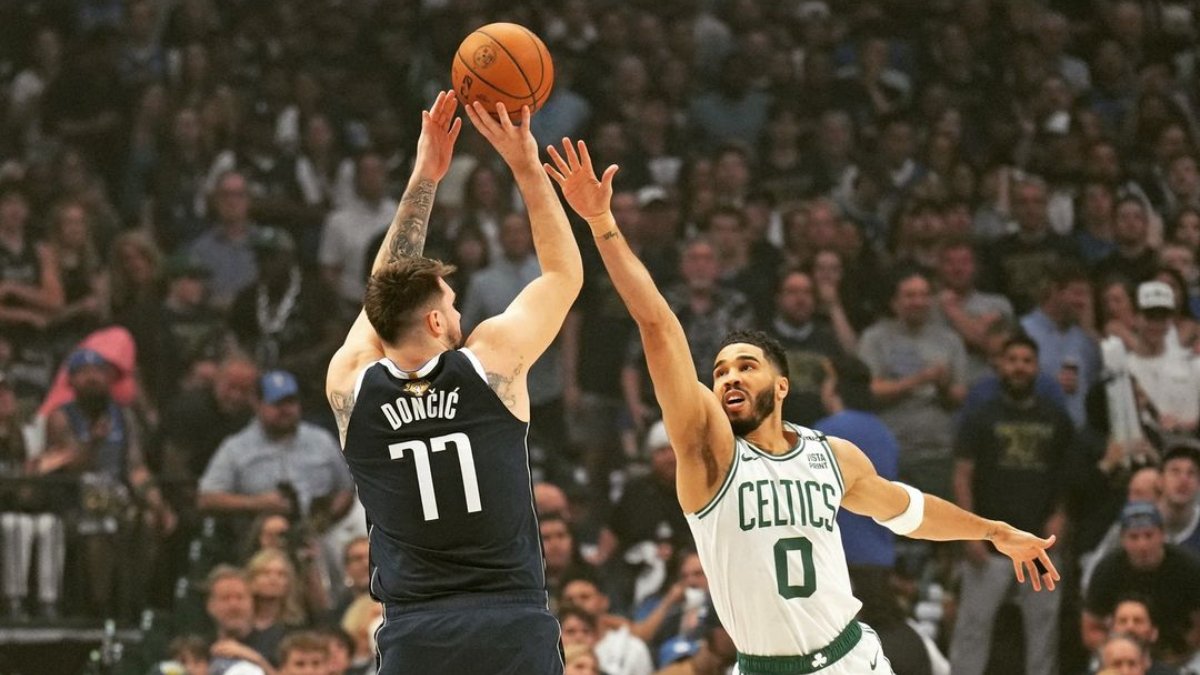 Luka Doncic e Jayson Tatum (foto: Divulgação / NBA)