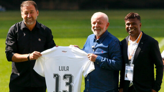 Lula posa com camisa do Corinthians ao lado de Augusto Melo (esquerda), presidente do clube, e Edilson (direita), ex-jogador do time paulista (foto: MIGUEL SCHINCARIOL/AFP)