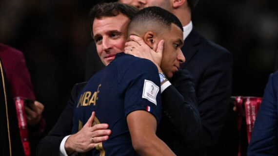 Emmanuek Macron abraça Kylian Mbappé após derrota da França na final da Copa do Mundo de 2022 (foto: Kirill KUDRYAVTSEV / AFP)