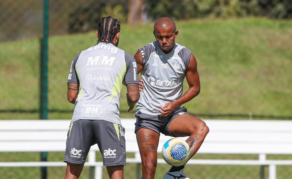 Mariano em atividades leves com bola na Cidade do Galo (18/6) (foto: Paulo Henrique França/Atlético)
