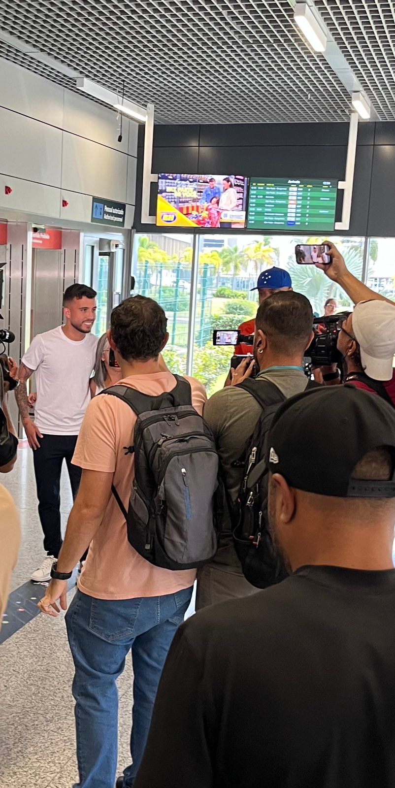 Matheus Henrique na chegada ao aeroporto de Confins