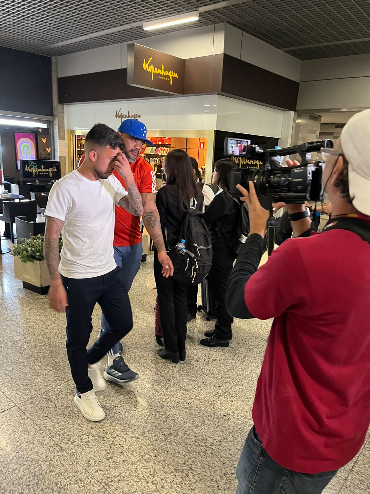 Matheus Henrique na chegada ao aeroporto de Confins