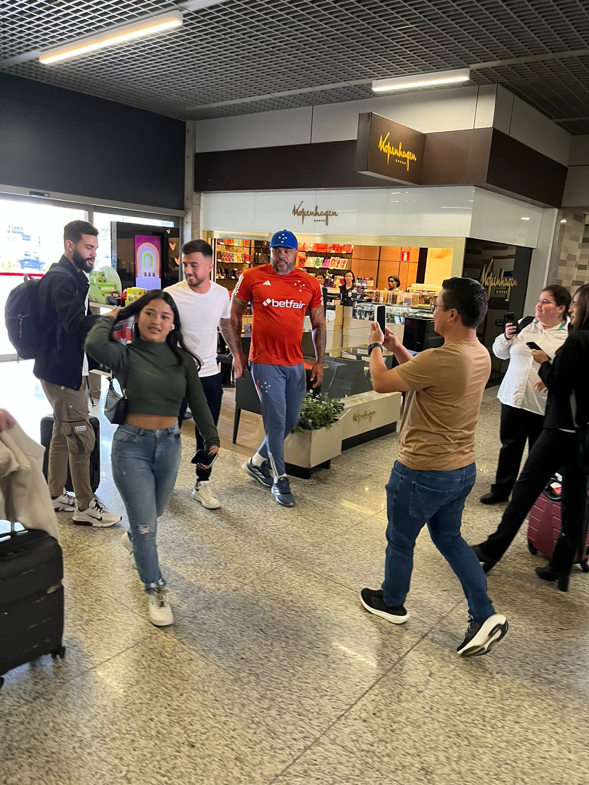 Matheus Henrique na chegada ao aeroporto de Confins