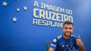 Matheus Henrique sorri ao assinar contrato com o Cruzeiro (foto: Divulgação/Cruzeiro)