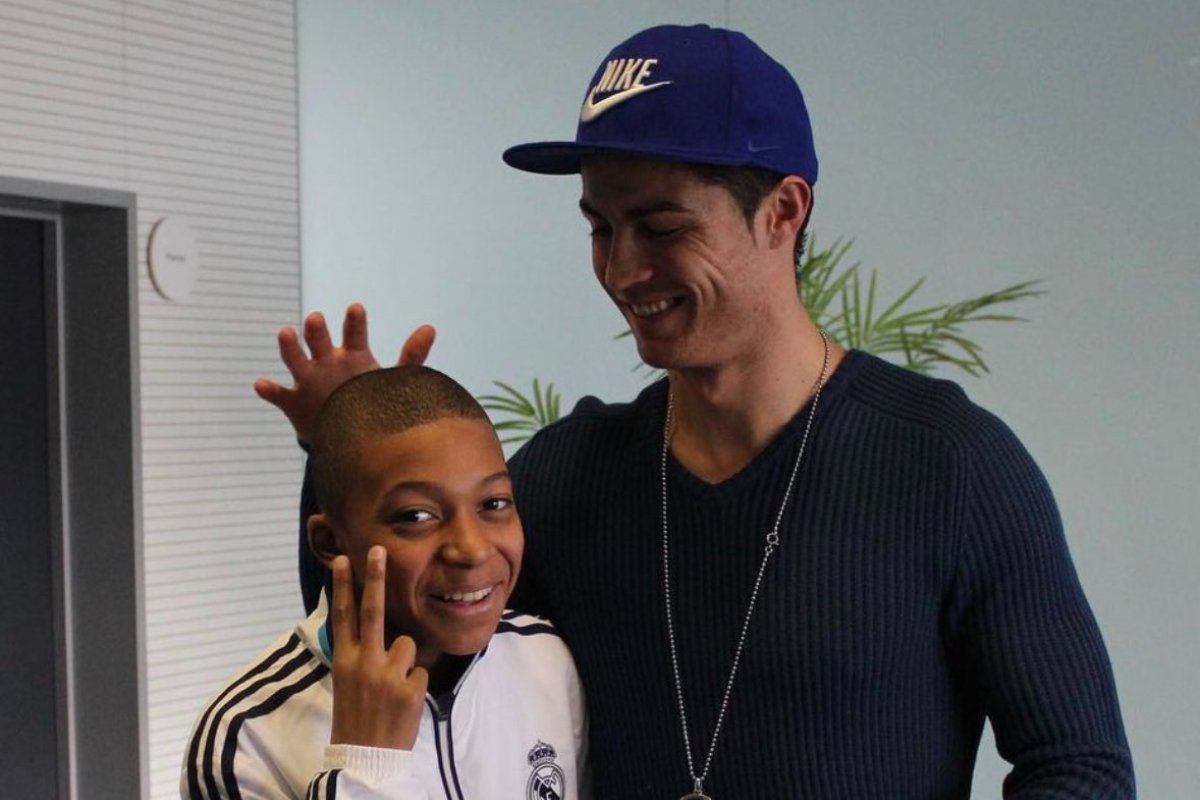 Mbappé ao lado de Cristiano Ronaldo (foto: Reprodução / Instagram)