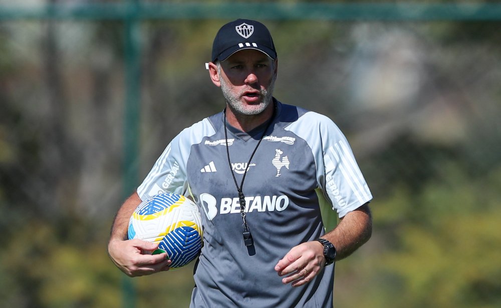 Gabriel Milito, técnico do Atlético, durante treinamento na Cidade do Galo (foto: Daniela Veiga/Atlético)