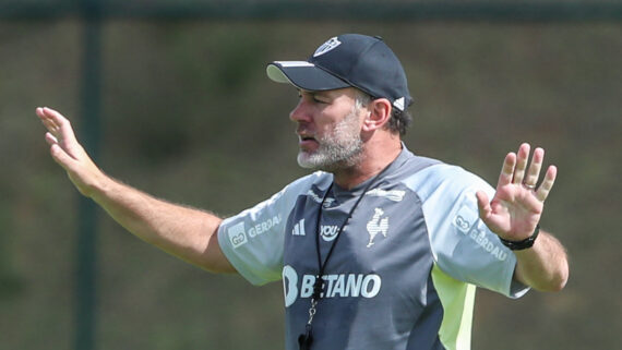 Gabriel Milito em treino do Atlético na Cidade do Galo (foto: Pedro Souza/Atlético)