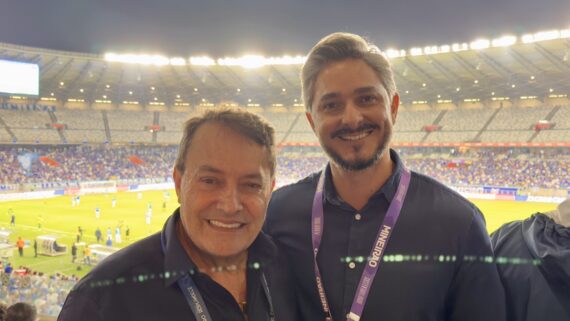 Dono do Cruzeiro ao lado de diretor do Mineirão (foto: Reprodução)