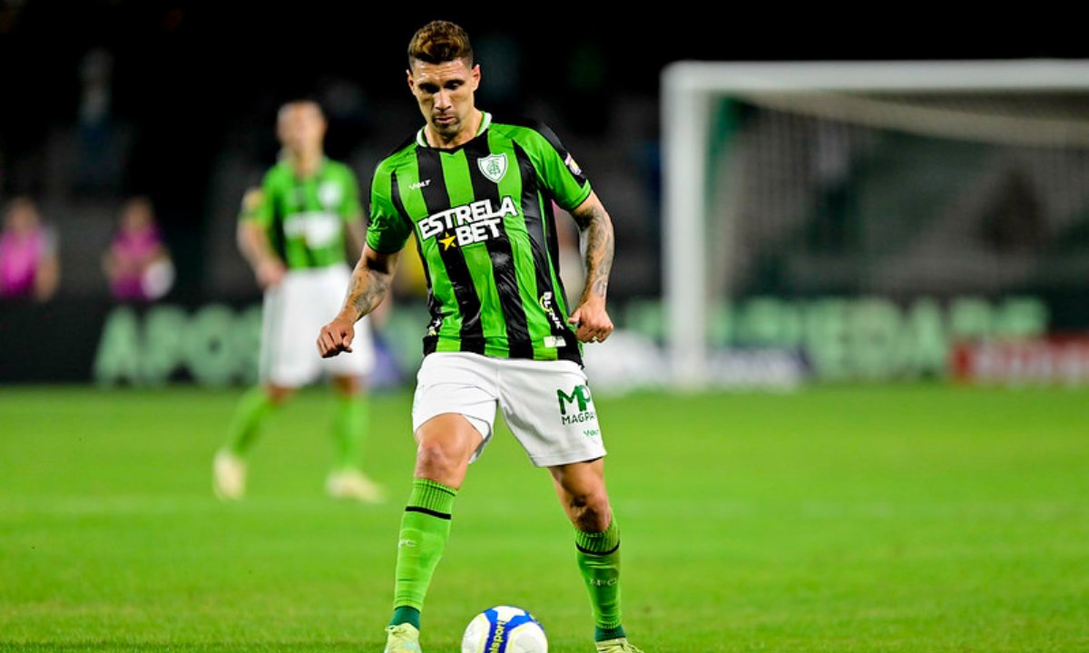 Moisés em jogo do América pela Série B (foto: Mourão Panda/América)