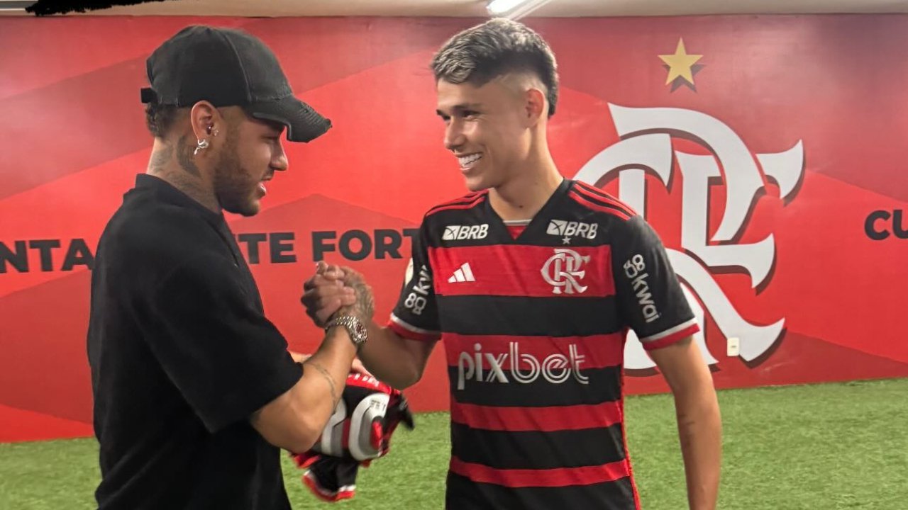 Neymar e Luiz Araújo se cumprimentando (foto: Reprodução)