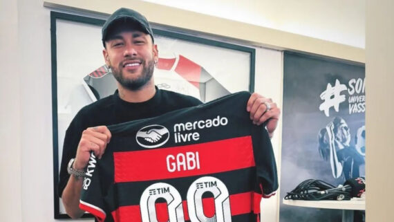 Neymar segurando camisa do Flamengo (foto: Reprodução)