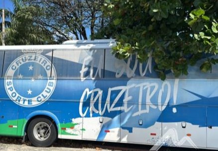 Ônibus das categorias de base foi leiloado pelo Cruzeiro (foto: Reprodução)