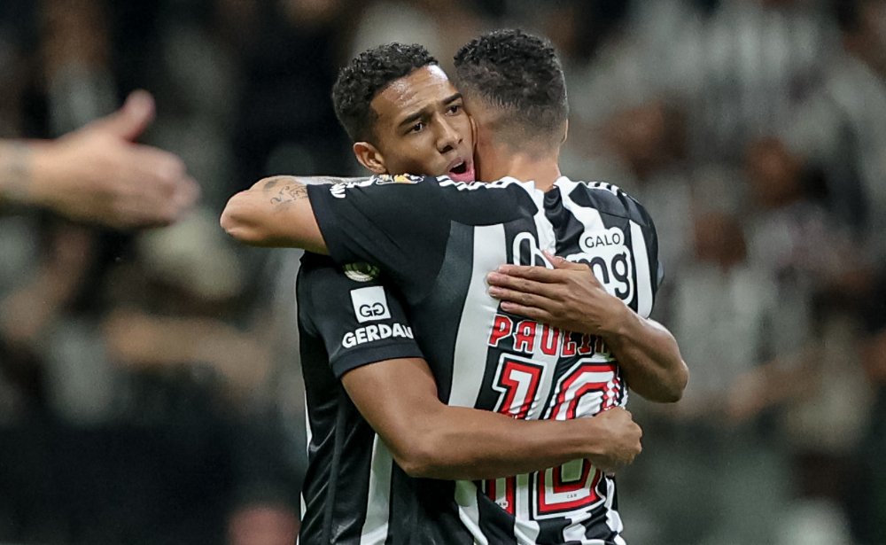 Brahian Palacios, atacante do Atlético, abraçado com Paulinho (foto: Pedro Souza/Atlético)